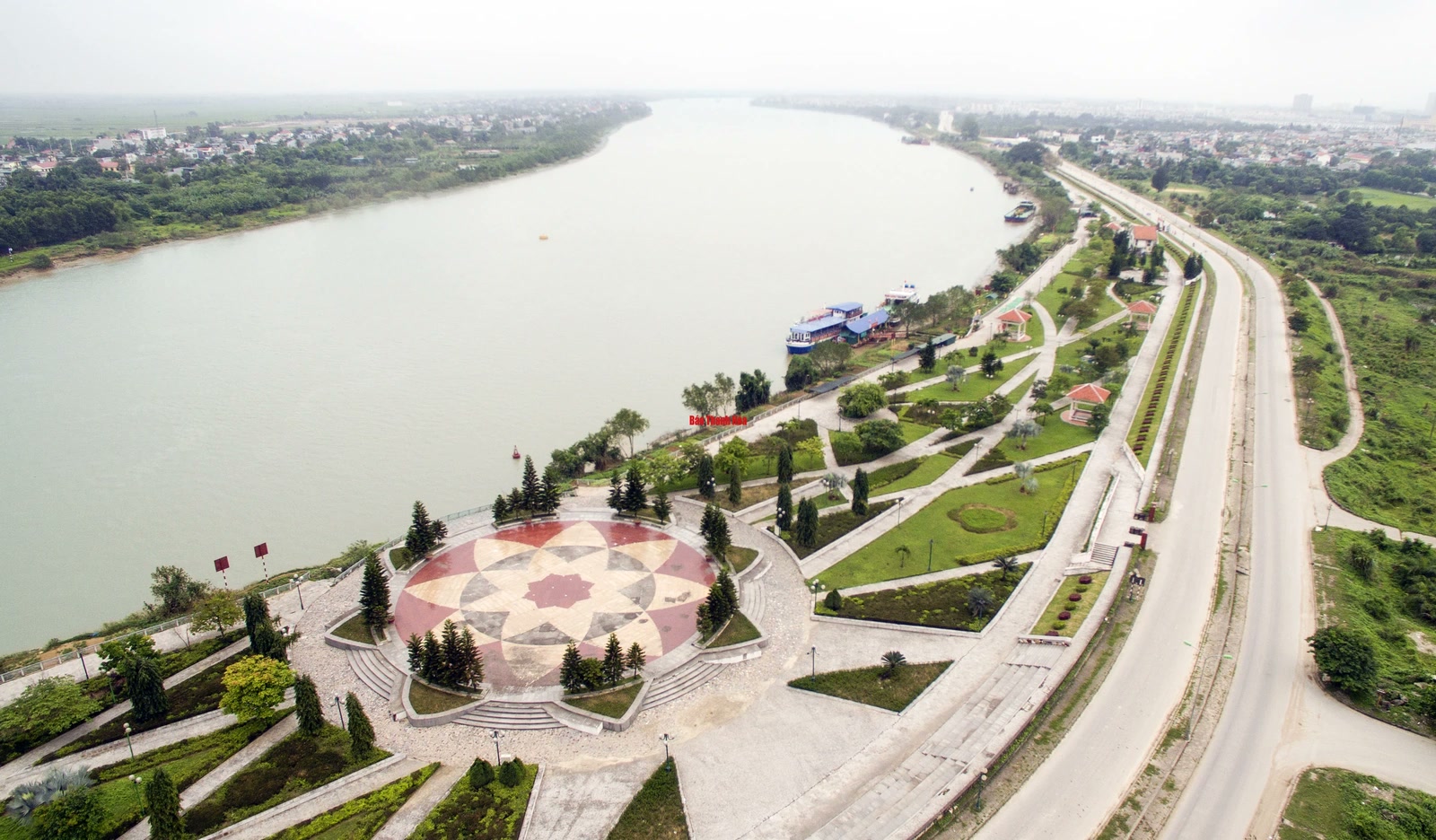 Sông Mã nhìn từ trên cao, công viên và tuyến đường chạy dọc bờ sông