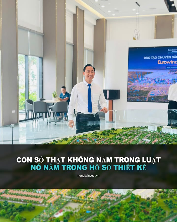 Lê Xuân Kỳ đứng cạnh sa bàn dự án trong một buổi đào tạo, kèm dòng chữ con số thật không nằm trong luật mà nằm trong hồ sơ thiết kế