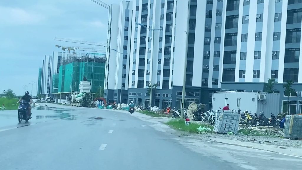 Đại lộ Nam Sông Mã đoạn qua khu đô thị mới, mặt đường đã thảm và cần cẩu tháp hai bên