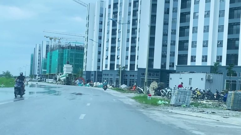 Đại lộ Nam Sông Mã đoạn qua khu đô thị mới, mặt đường đã thảm và cần cẩu tháp hai bên