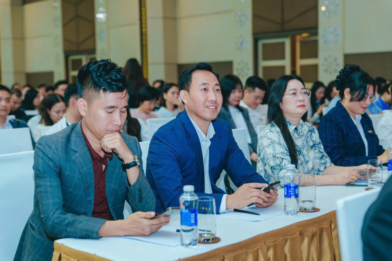 Lê Xuân Kỳ ngồi nghe trong một hội nghị ngành bất động sản