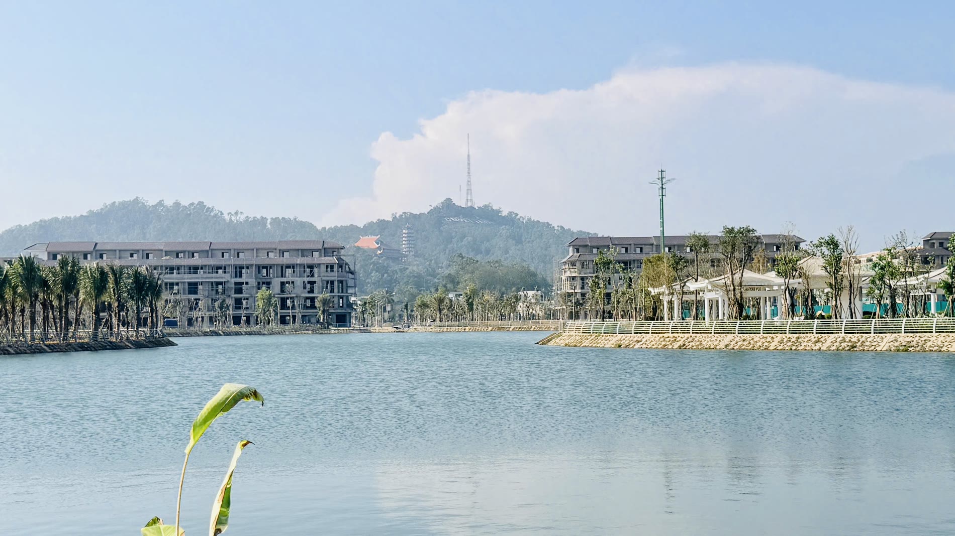Hồ cảnh quan Heragon City nhìn về phía núi Hàm Rồng