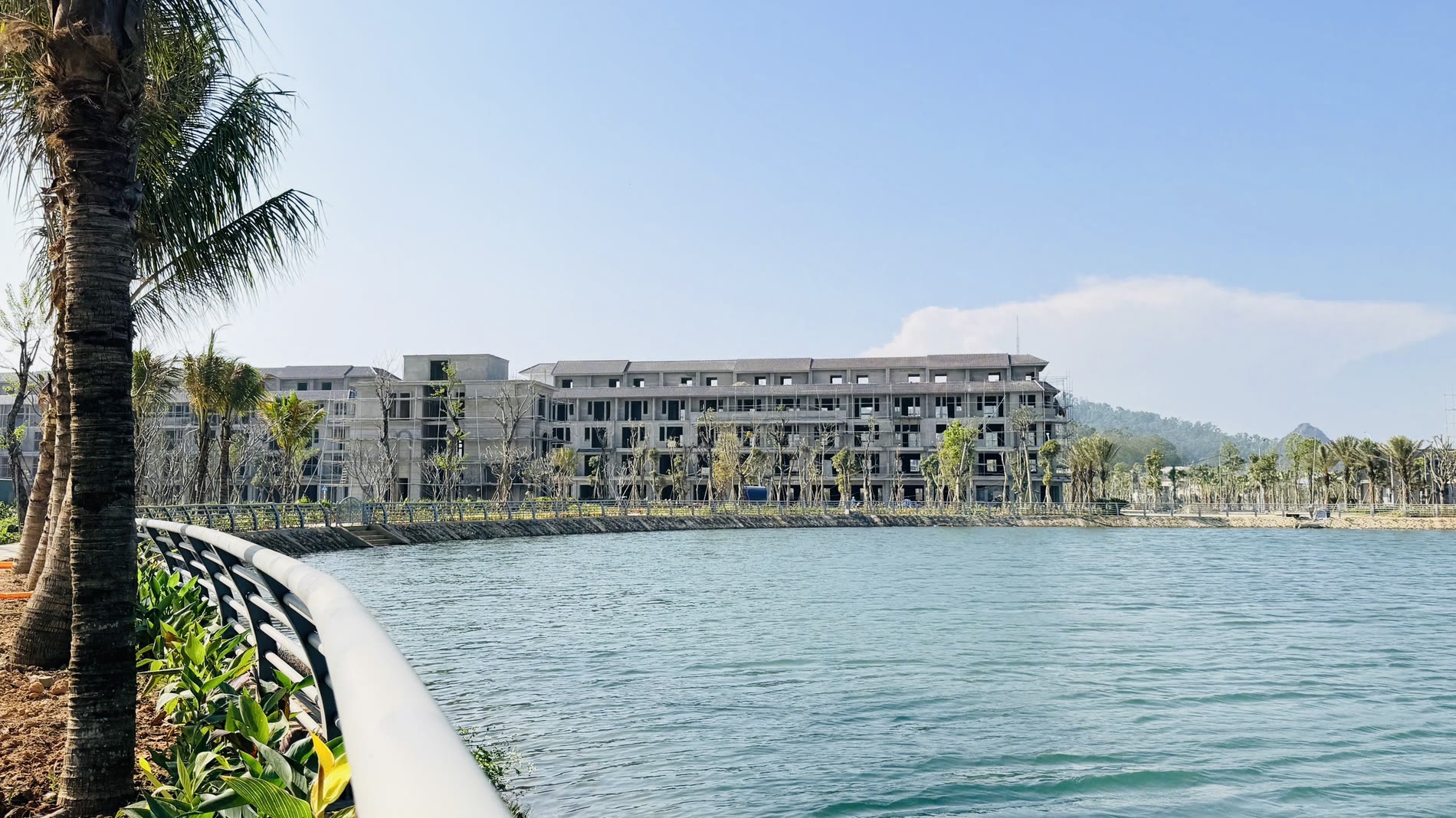 Ảnh thực tế Heragon City với dãy nhà đã xây bên hồ cảnh quan