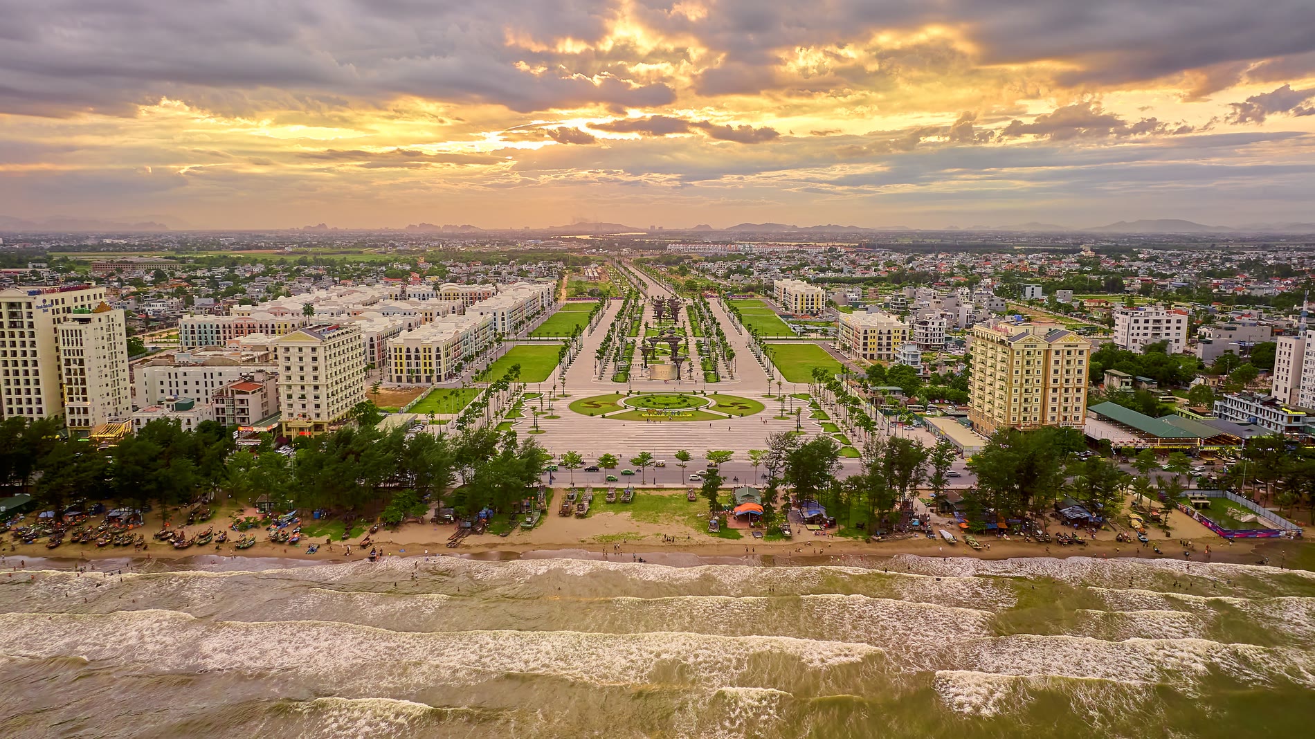Sun Grand Boulevard Sầm Sơn nhìn từ biển vào đại lộ lúc hoàng hôn