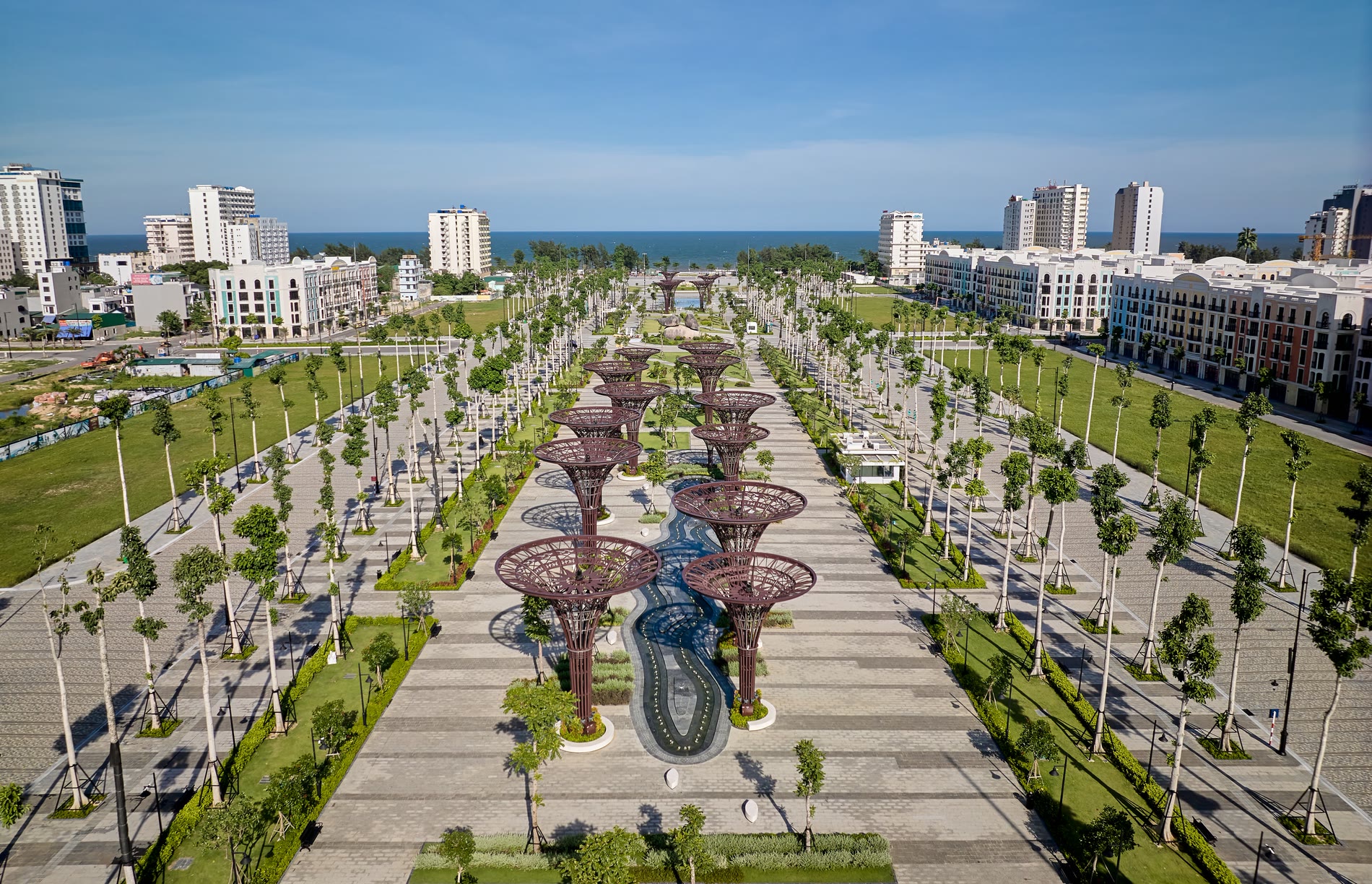 Quảng trường biển Sầm Sơn và cây ánh sáng, phía xa là biển